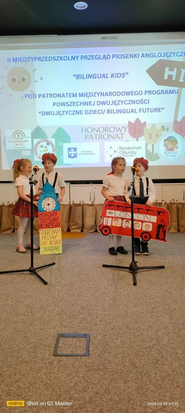 Dzieci zaprezentowały swoje umiejętności muzyczne i zaangażowanie w naukę języka angielskiego
