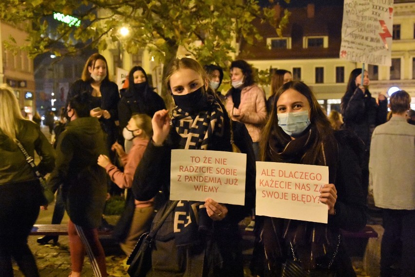 Protest kobiet aż na Nowinach. "Idziemy budzić miasto"