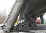 Utrudnienia na A4 pomiędzy węzłami "Krapkowice" i "Kędzierzyn-Koźle". Kierowca ciężarówki nie opuścił wywrotki i uderzył w wiadukt