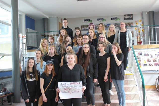 Maturzyści z ZSZ nr 4 w Opolu we wtorek prosili swoich nauczycieli o klasyfikację.