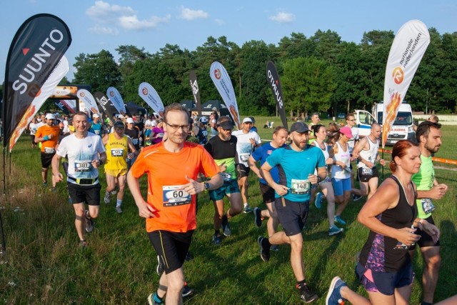 Po rocznej przerwie spowodowanej pandemią koronawirusa na leśne trasy w całej Polsce wrócił wakacyjny cykl biegów przełajowych - City Trail z Nationale-Nederlanden onTour. 

Składa się z 10 imprez, z biegiem głównym rozgrywanym na dystansie  5 km, w dziesięciu miastach: w Bydgoszczy, Lublinie, Warszawie, Olsztynie, Gdańsku, Szczecinie, Poznaniu, Wrocławiu, Katowicach i Łodzi. 

W Bydgoszczy biegacze spotkali się w piątek w Myślęcinku - na trasę ruszyli z Polany Różopole, gdzie usytuowana była też meta. Na mecie każdy otrzymał pamiątkowy medal, a najszybsi dodatkowo nagrody. Przed biegiem głównym rywalizowali też najmłodsi w biegach City Trail Junior. 

W kategorii open zwyciężył Marek Szymański (00:16:20), a w pierwszej trójce dobieli również Maciej Tomaszewski (00:16:32) i Maciej Myszkiewicz (00:16:34). Wśród kobiet najszybsza była Marta Szenk (00:18:40).

Zobaczcie zdjęcia z Myślęcinka >>>