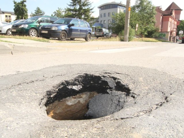 Taka dziura utworzyła się w poniedziałek na ulicy Targowej w Kielcach. Wjechanie w nią może się bardzo źle skończyć.