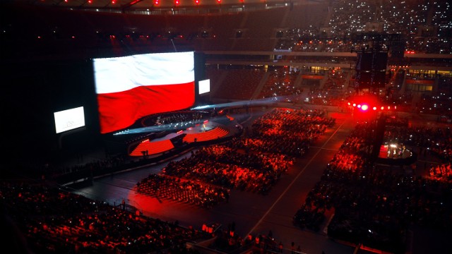 Koncert dla Niepodległej na PGE Narodowym w Warszawie. W sobotę 10 listopada Stadion Narodowy gościł chętnych uczcić inaugurację obchodów 100. rocznicy odzyskania niepodległości przez Polskę. Na scenie o wyjątkowej aranżacji wystąpili tacy artyści jak Maryla Rodowicz, Krystyna Prońko, Paweł Kukiz, czy Natalia Nykiel. Koncertom przysłuchiwał się prezydent RP, Andrzej Duda. Kliknij w zdjęcie, by przejść do fotorelacji z wydarzenia.