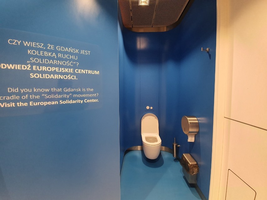 Podróżni z powiatu puckiego i odwiedzający lotnisko w Gdańsku mają okazję skorzystania z kosmicznej toalety. | ZDJĘCIA, WIDEO