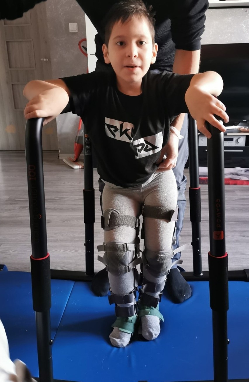 Nowy Sącz. Bartuś przeszedł już 13 operacji. Aby w przyszłości stanąć na nogi potrzebuje rehabilitacji. Możemy mu pomóc 
