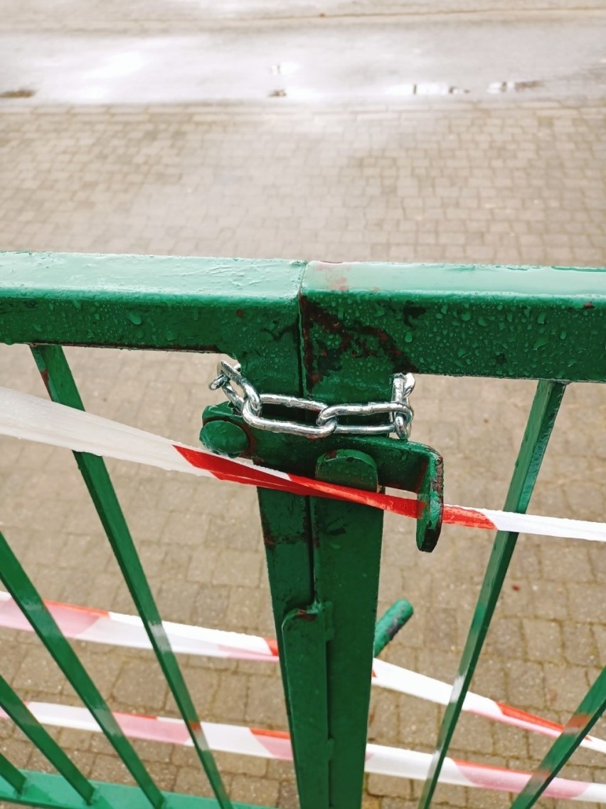 Kraków. Urzędnicy ZZM zamknęli plac zabaw, bo według nich ferie zimowe to nie jest czas do zabawy w takim miejscu  