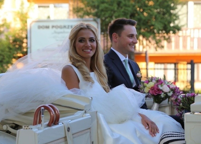 Rozalia Mancewicz obchodzi 8. rocznicę ślubu. Miss Polonia miała wesele w rodzinnych Pomigaczach. To było wydarzenie w regionie [ZDJĘCIA]