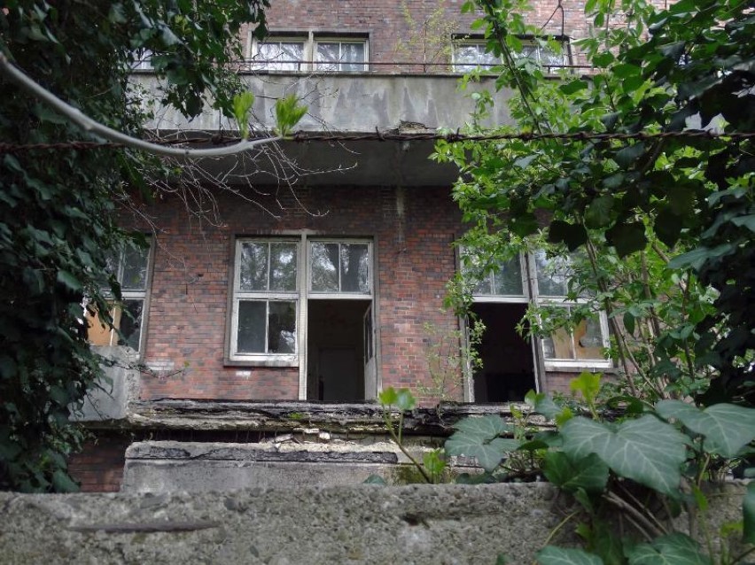 Stary szpital na Bema w Raciborzu popada w ruinę. CO Z...