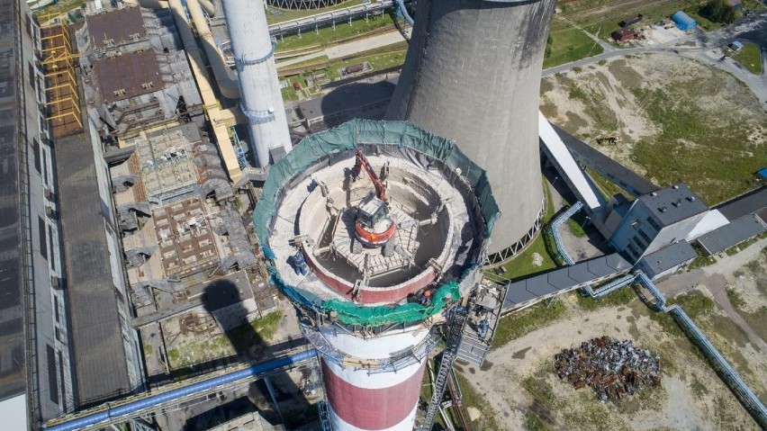 Na terenie Eletrowni Łagisza w Będzinie trwa wyburzanie...