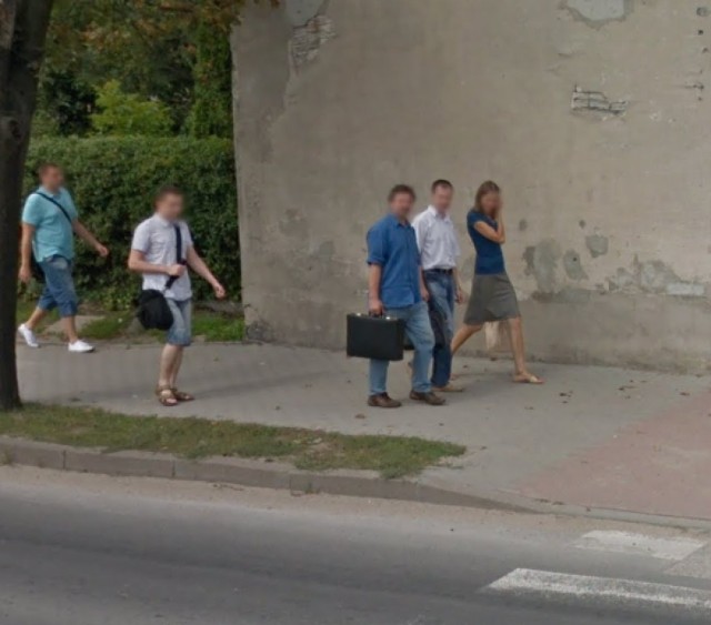 Ulica Polskiej Organizacji Wojskowej i Wojska Polskiego w Sieradzu na Google Street View. Niektóre miejsca uwiecznione na zdjęciach Googla na przestrzeni lat nieco się zmieniły. Zobacz galerię zdjęć. A może poznajesz osoby znajdujące się na zdjęciach? Zdjęcia pochodzą z lat 2012, 2013, 2017 i 2018