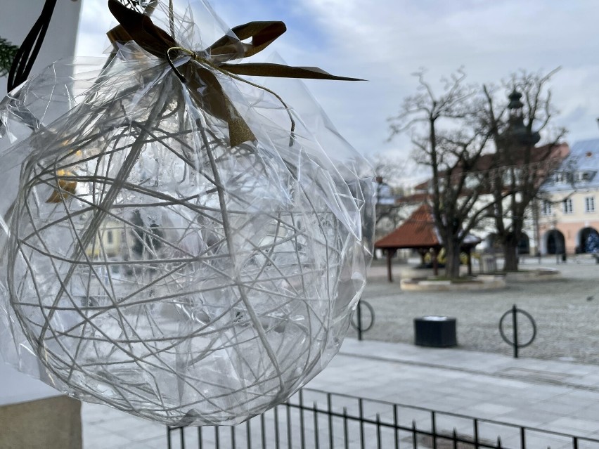 Pięknie przystrojone choinki ozdobiły podcienia w Krośnie. Świąteczne drzewka udekorowały przedszkolaki [ZDJĘCIA]