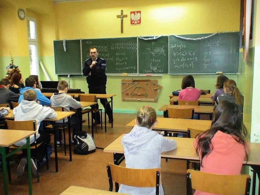 Rojewo: Policjanci odwiedzili gimnazjallistów [ZDJĘCIA]