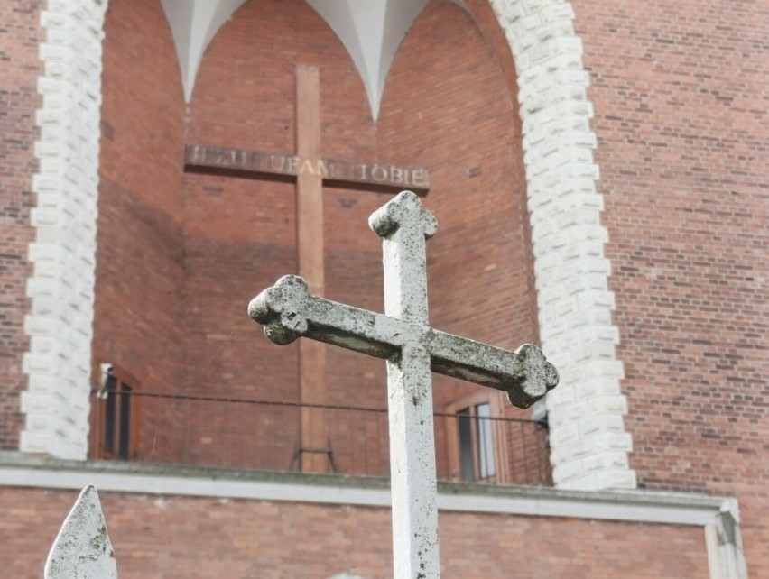 Śmierć młodego mężczyzny w mieszkaniu księdza w Sosnowcu. Postawiono zarzuty. Ksiądz jest podejrzany o posiadane substancji psychotropowej