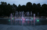 Multimedialne pokazy fontann wróciły do Warszawy. Niezwykłe spektakle światła, muzyki i wody ponownie zachwycają wieczorami