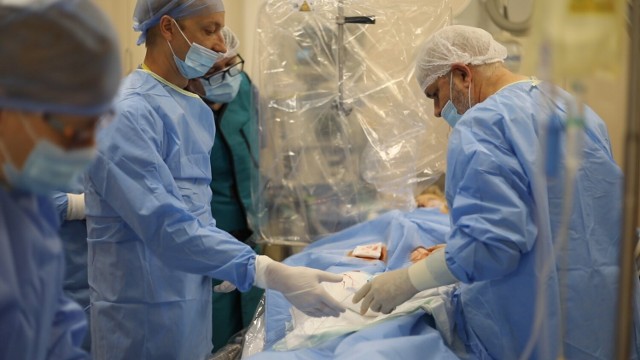 Szpital w Kaliszu sięga po nowoczesne metody leczenia tętniaków i naczyniaków mózgu