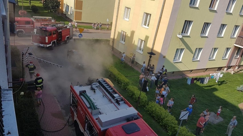 Pożar w bloku w Kraśniku. Ogromne zadymienie, pięć osób ewakuowanych (ZDJĘCIA)