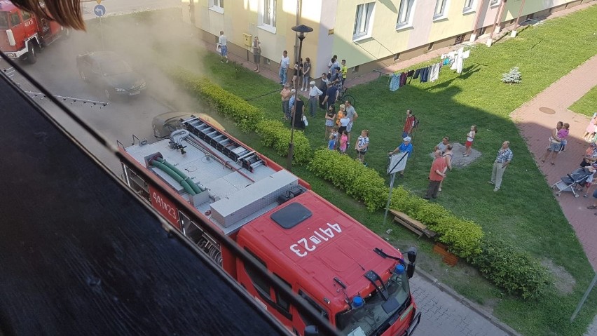 Pożar w bloku w Kraśniku. Ogromne zadymienie, pięć osób ewakuowanych (ZDJĘCIA)