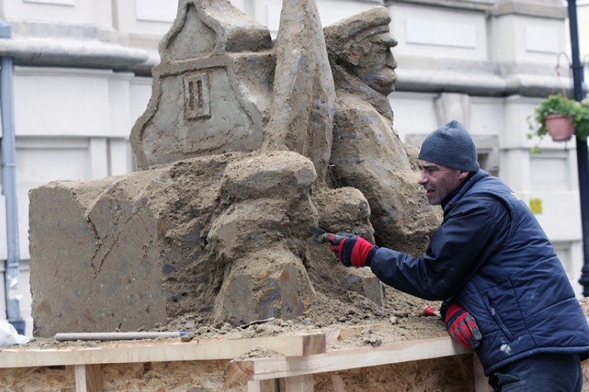 Rzeźba z piasku i gliny Józefa Piłsudskiego powstaje w Legnicy [ZDJĘCIA]