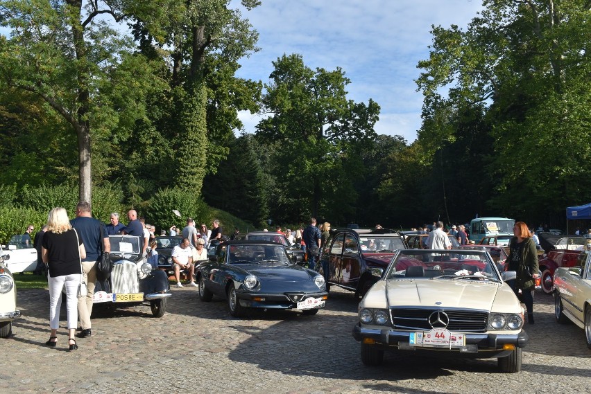 Dobrzyca. 12. Pleszewsko-Jarocińsko-Dobrzycki Rajd Pojazdów Zabytkowych finiszował na terenie Muzeum Ziemiaństwa