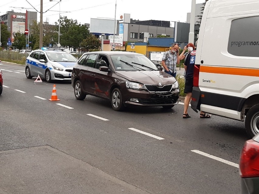 Na ul. Ślężnej zderzyły się trzy samochody, jeden wpadł na przejście dla pieszych! [ZDJĘCIA]