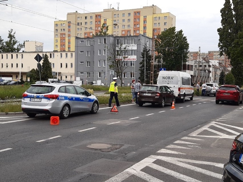 Na ul. Ślężnej zderzyły się trzy samochody, jeden wpadł na przejście dla pieszych! [ZDJĘCIA]