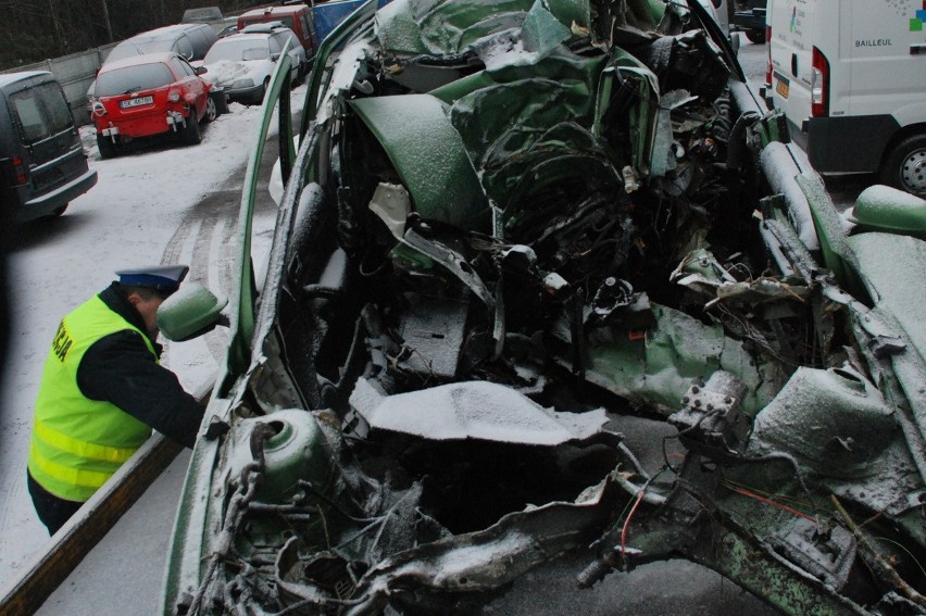 Tragiczny wypadek w Lgocie Murowanej. Zginął 22-letni kierowca volkswagena golfa