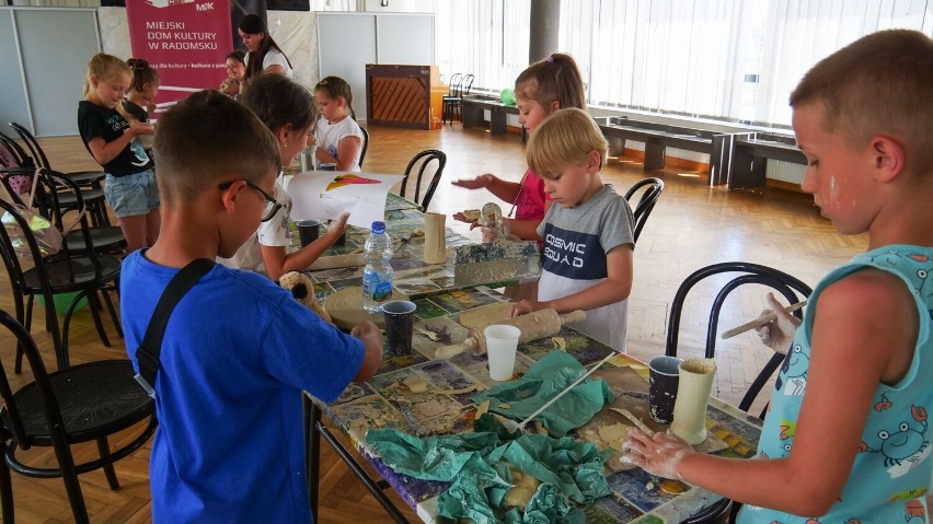 Wakacje w MDK w Radomsku. Dzieci wzięły udział w zajęciach ekologicznych, ceramicznych i rekreacyjnych ZDJĘCIA