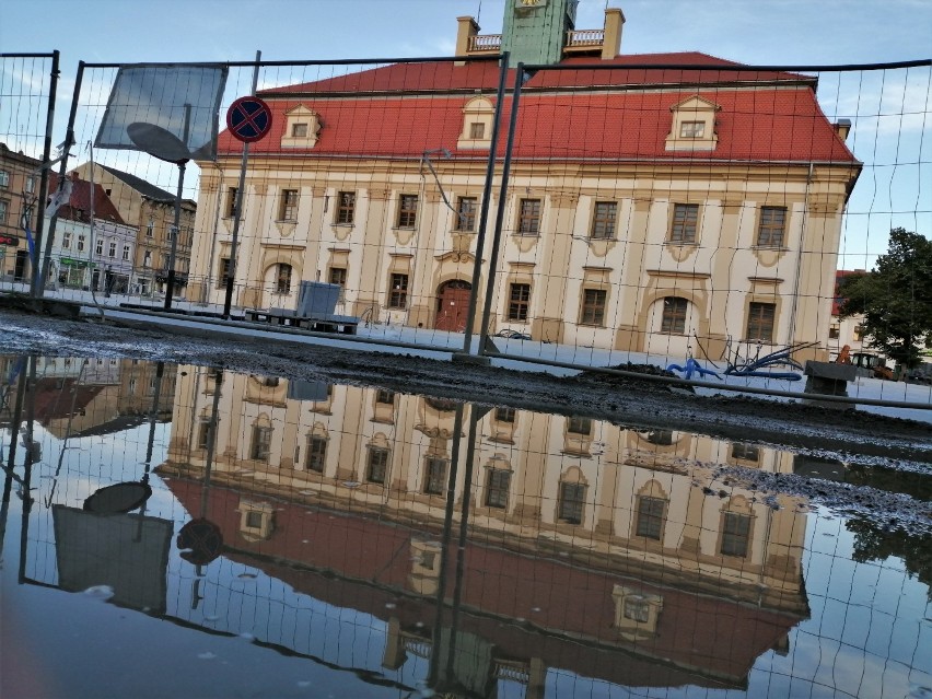 Rewitalizacja rynku w Rawiczu. Wykonawca układa kostkę, powstaje fontanna, wkrótce posadzą drzewa. Co z przejazdem przez rynek? [ZDJĘCIA]