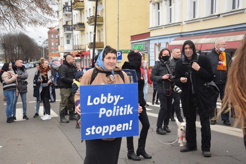 Po obu stronach mostu granicznego spotkały się osoby...