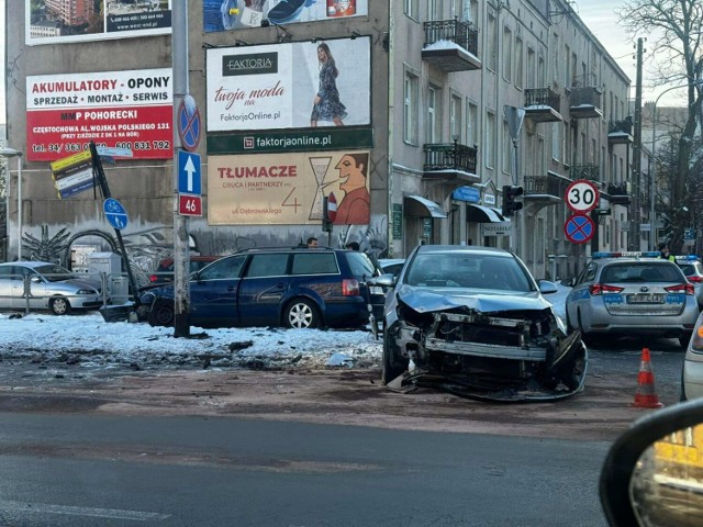 Częstochowa. Wypadek na Jana Pawła II. Samochody mocno roztrzaskane