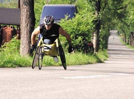 Tomasz Hamerlak podczas treningu w Jaworzu Nałężu. Codziennie pokonuje na wózku około 35 kilometrów.  zdjęcia: jacek rojkowski