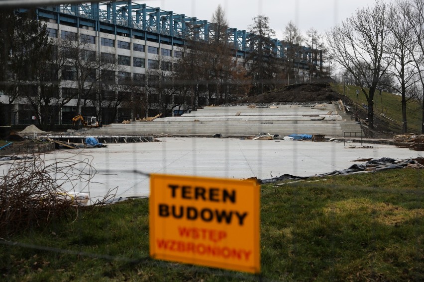 Kraków. Trwa budowa wodnego placu zabaw w parku Jordana. Zobacz, jakie są dotychczasowe efekty prac [ZDJĘCIA]