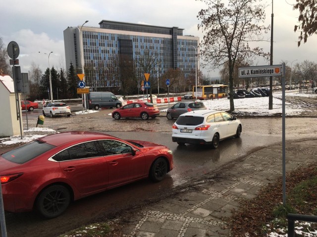 Jedną z większych inwestycji drogowych, która będzie prowadzona w 2023 roku w Kielcach jest przebudowa skrzyżowania ulic Jagiellońskiej, Karczówkowskiej i Kamińskiego wraz z budową Kamińskiego do Podklasztornej. Prace zaczęły się 1 grudnia i są powodem kłopotliwych dla kierowców utrudnień w ruchu.

Zobacz kolejne zdjęcia.