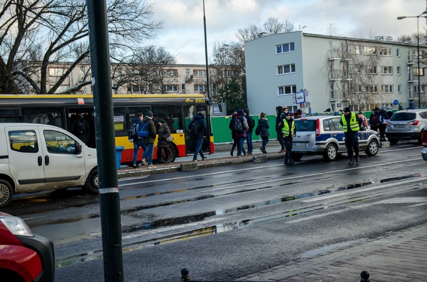 Górczewska zamknięta. Odgrodzona ulica, barierki i...