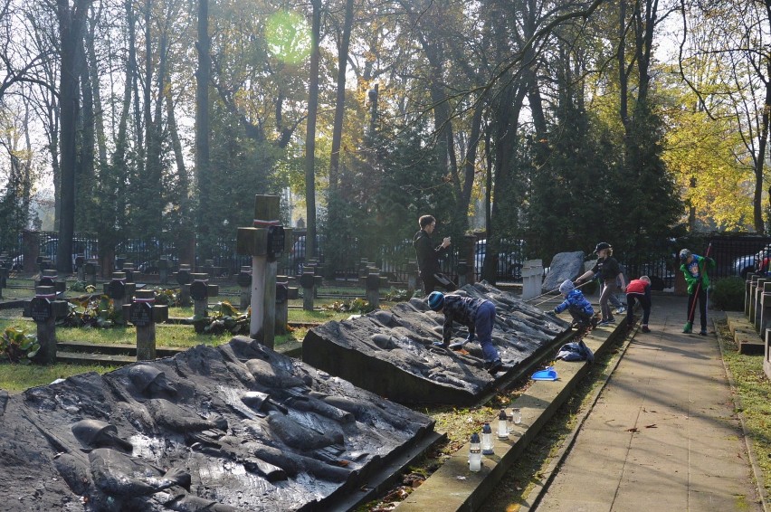 Harcerze ZHR sprzątali groby na cmentarzach w Piotrkowie
