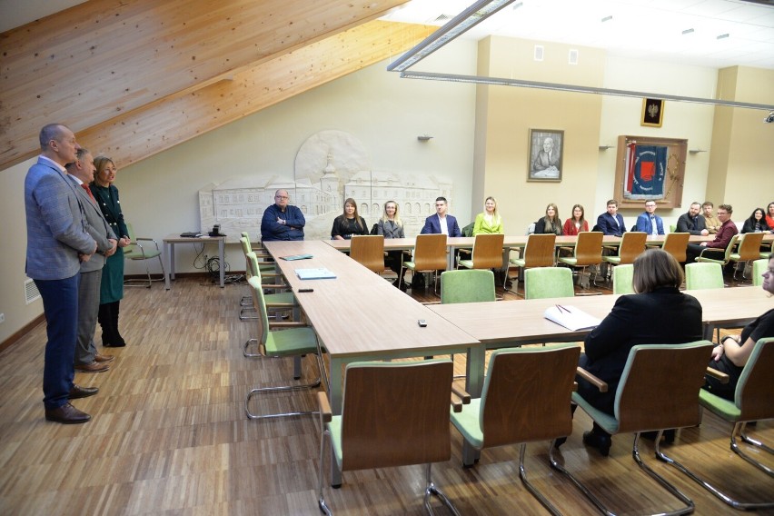 PANS w Krośnie przyznała stypendia za działalność naukową. Otrzymali je studenci i pracownicy uczelni [ZDJĘCIA]