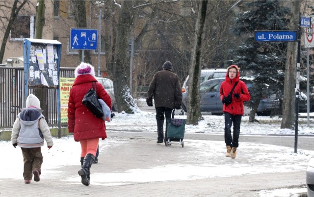 Synoptycy przewidują, że 30 listopada, czyli w piątek nad ranem minimalna temperatura wyniesie około -6 stopni. I będzie to koniec chłodu na kilka kolejnych dni! W piątek i sobotę temperatury w ciągu dnia przekroczą 0 i mogą się zbliżyć do 3 stopni na plusie. Właśnie w tych dniach prognozowane są także opady śniegu i deszczu ze śniegiem.