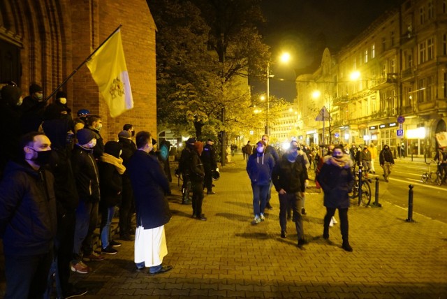 W niedzielę wieczorem na placu Wolności w Poznaniu odbyła się kolejna manifestacja po wyroku Trybunału Konstytucyjnego w sprawie aborcji. Potem uczestnicy protestu przeszli pod Wielkopolski Urząd Wojewódzki i tam złożyli kwiaty oraz zapalili znicze.

Kolejne zdjęcie --->