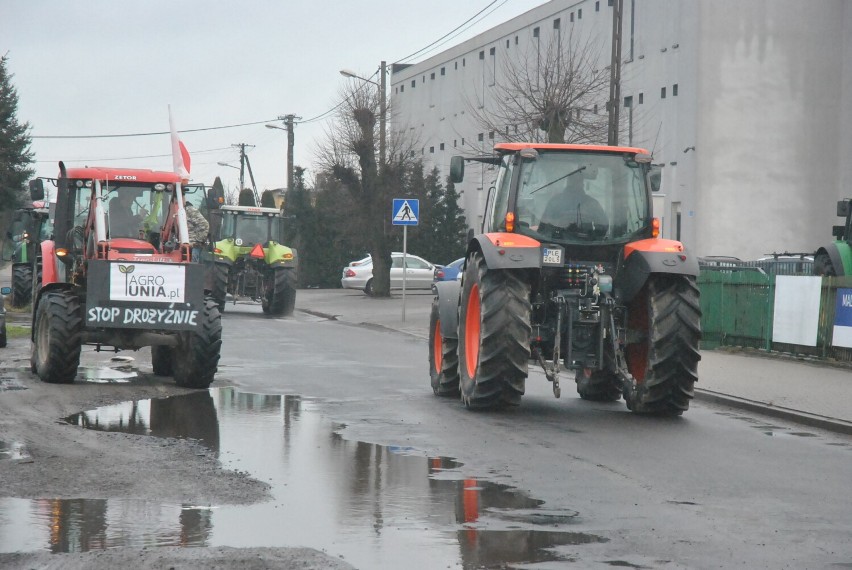 Protest rolników 2022 - w odpowiedzi na apel Agrounii w Lipnie zebrało się około trzydziestu rolników. Jadą do Leszna [ZDJĘCIA]