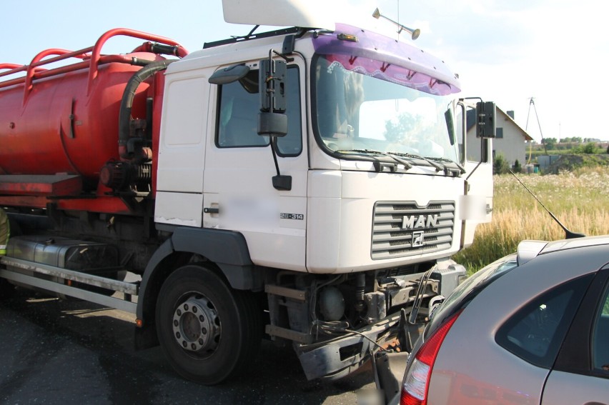 AKTUALIZACJA: Zderzenie osobówki z ciężarówką w Zdunach. Kobieta trafiła do szpitala [ZDJĘCIA]
