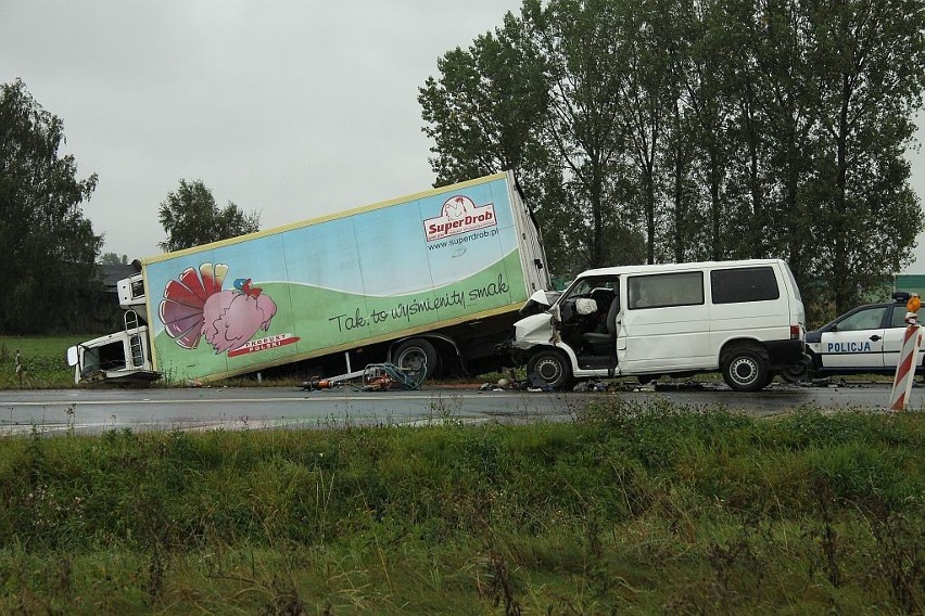 Czołowe zderzenie busa z ciężarówką w Kaszewach. Jedna osoba nie żyje, ośmiu rannych [AKTUALIZACJA!]