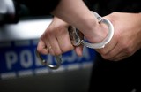 Policja zatrzymała mężczyznę poszukiwanego listem gończym. 56-latek został zabrany prosto z pracy