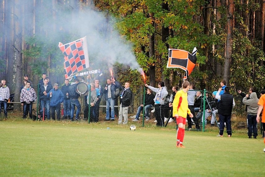 Derbowy mecz piłki nożnej rozegrany 14 października 2012...