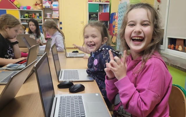 Nauka programowania nie musi być nudna, widać, jak wiele radości sprawia dziewczynkom z Radomia udział w szkoleniu.