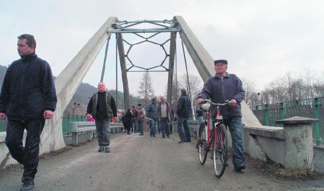 Kilkudziesięciu mieszkańców Jeleśni Dolnej nie zgadza się na budowę wodociągu ulicami Szkolną i Kasztanową. W poniedziałek zablokowali rozpoczęcie prac.