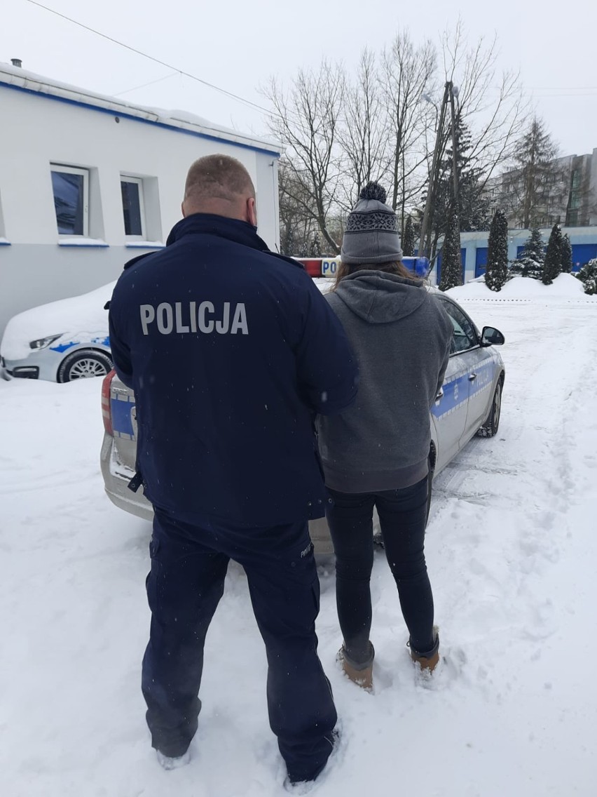 Policjanci z Drużbic zatrzymali poszukiwaną 23-latkę z Pabianic. Za co ścigał ją sąd?