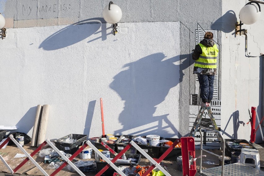 Powstaje nowy mural na "patelni". Latający PKiN i dziwne...