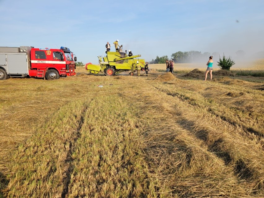Pożar kombajnu [19.07.2022] na polu uprawnym w Nowym Bukowcu w gminie Stara Kiszewa [ZDJĘCIA]