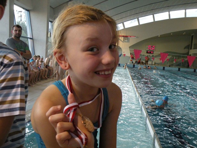 IV Puchar Wadowic w pływaniu. Na zdjęciu m.in. Marysia Kucharska
(9 lat) z Andrychowa zdobywczyni medali: srebrnego i brązowego w pływaniu stylem grzbietowym i kraulem na basenie 25. metrowym.