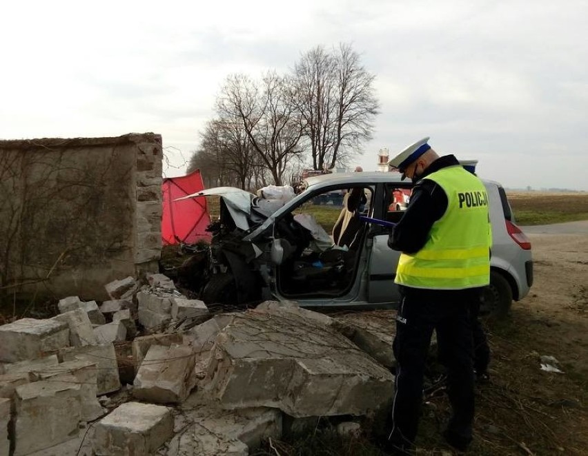 Dwóch mężczyzn w wieku 21 i 22 lat zginęło w wypadku w...